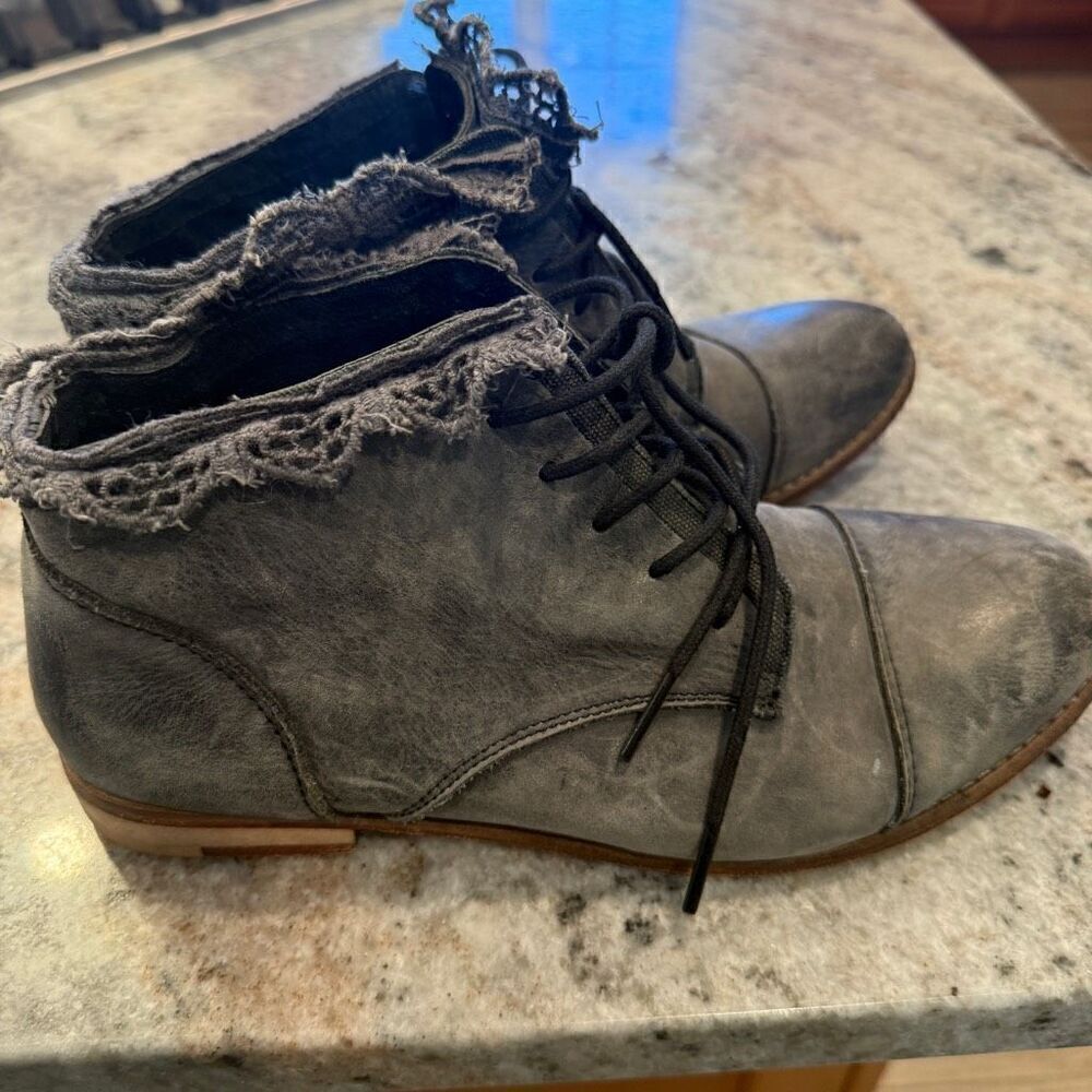 Free People 7.5-8/38 Vaughn Gray Leather Distressed Crochet Trim Combat Boots - Picture 4 of 10